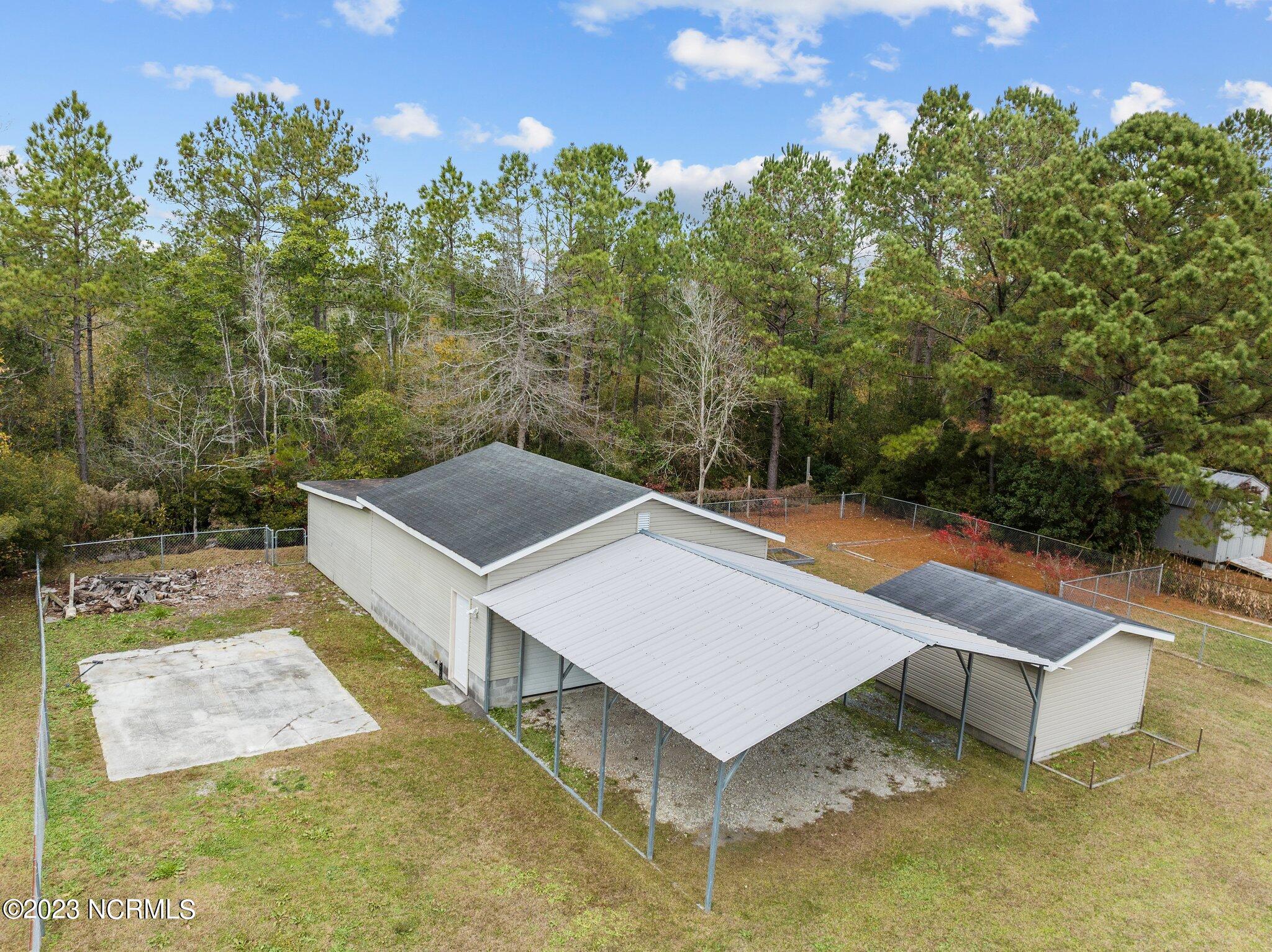 531 Greenacres Drive Hampstead, NC 28443 - Photo 35 of 45 Garage and carport