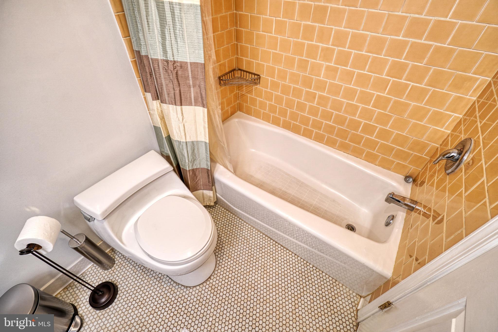 936 T Street Northwest, Unit B Washington, DC 20001 - Photo 12 of 19 a bathroom with a toilet and a bathtub