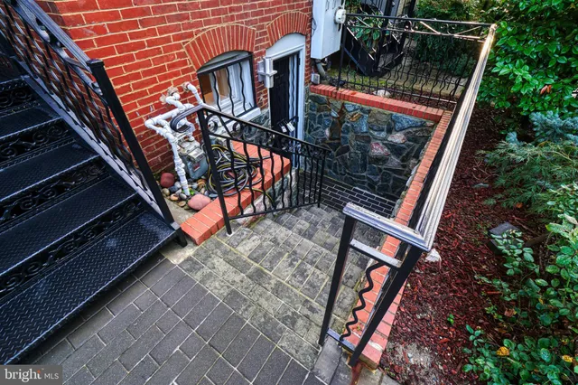 a view of an outdoor space