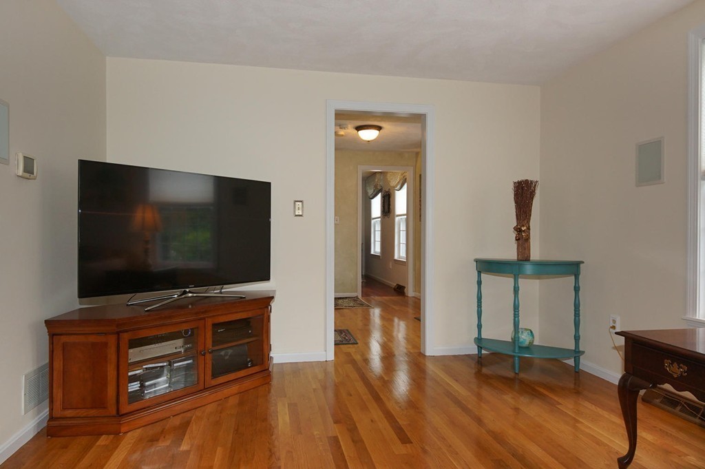 9 Virginia Road Tyngsborough, MA 01879 - Photo 7 of 30