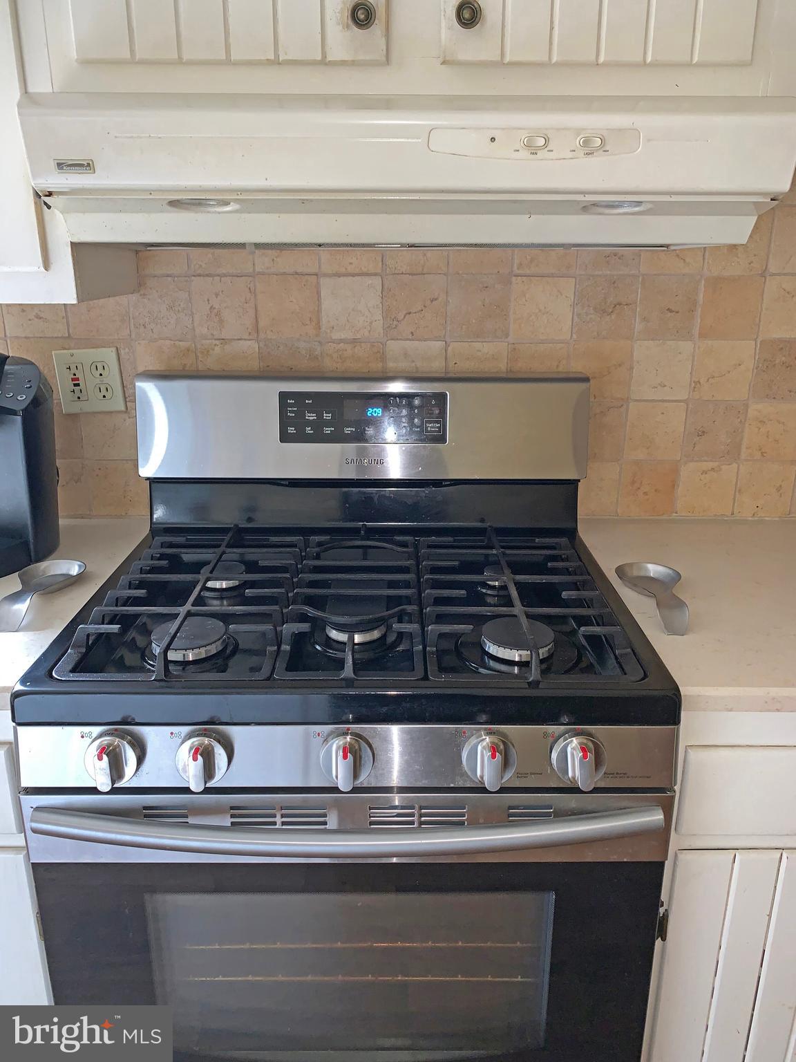 44 Gale Road Camp Hill, PA 17011 - Photo 6 of 40 5 Burner Gas Range & Tile Backsplash