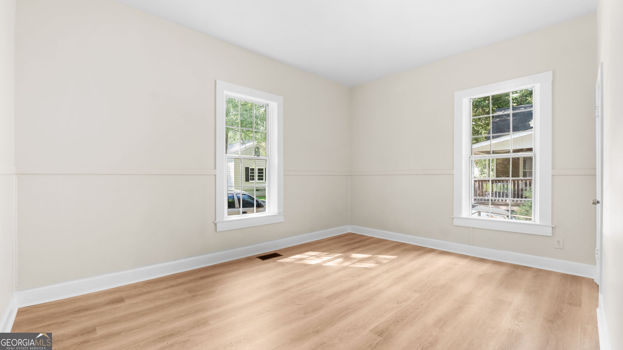 335 South McLin Street Rome, GA 30161 - Photo 9 of 21 an empty room with a window