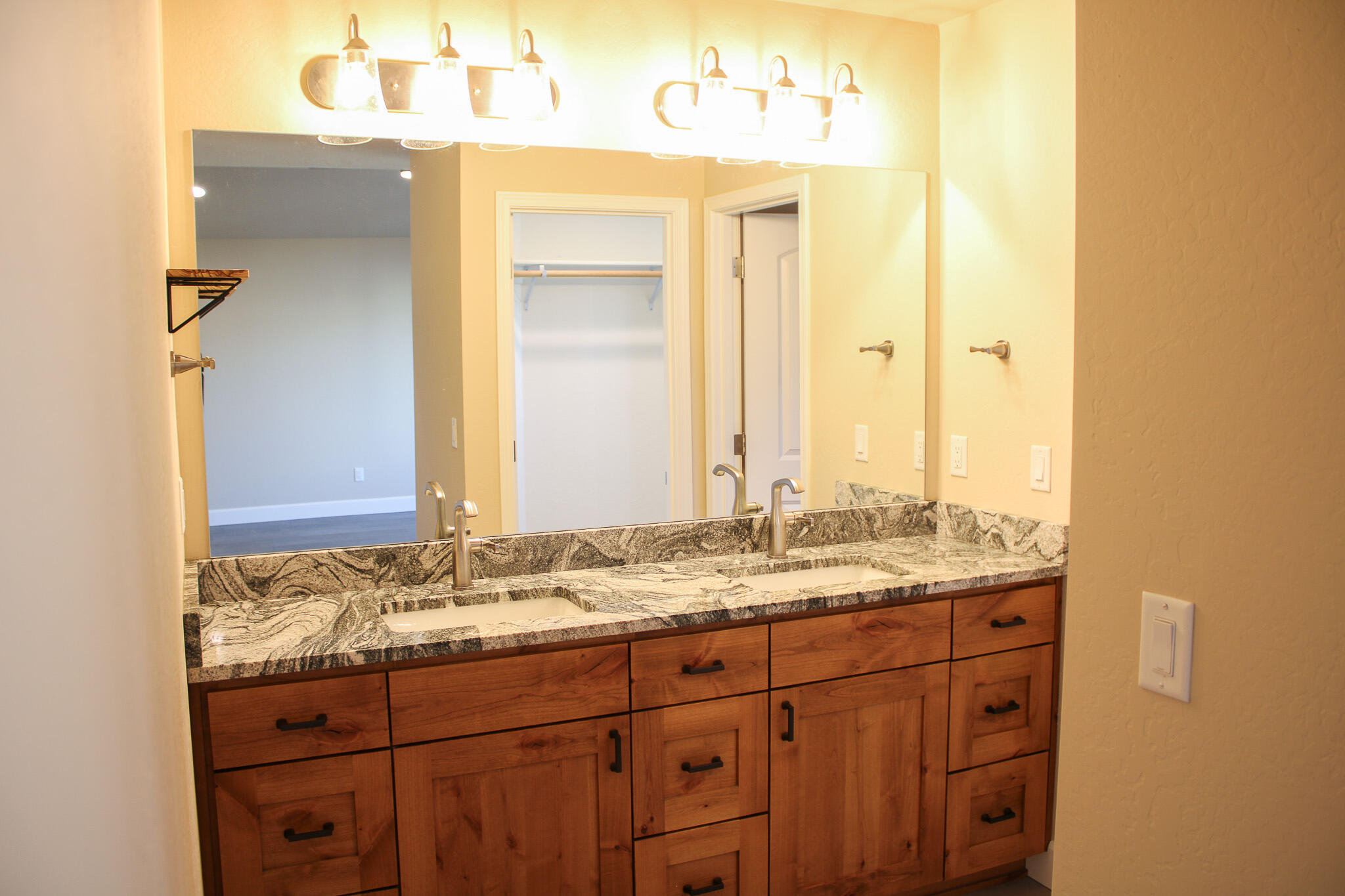 237 Willow Way Talent, OR 97540 - Photo 13 of 28 Kirt Real Estate 2025-56