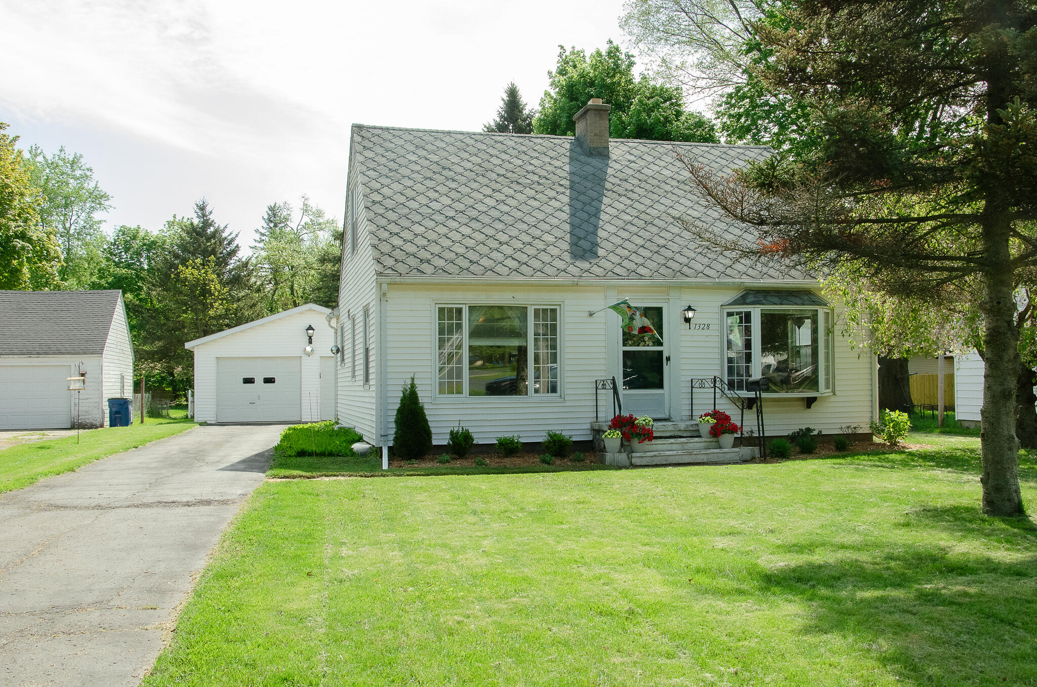 1328 Nichols Road Kalamazoo, MI 49006 - Photo 3 of 59 _DCS4871_(2048)