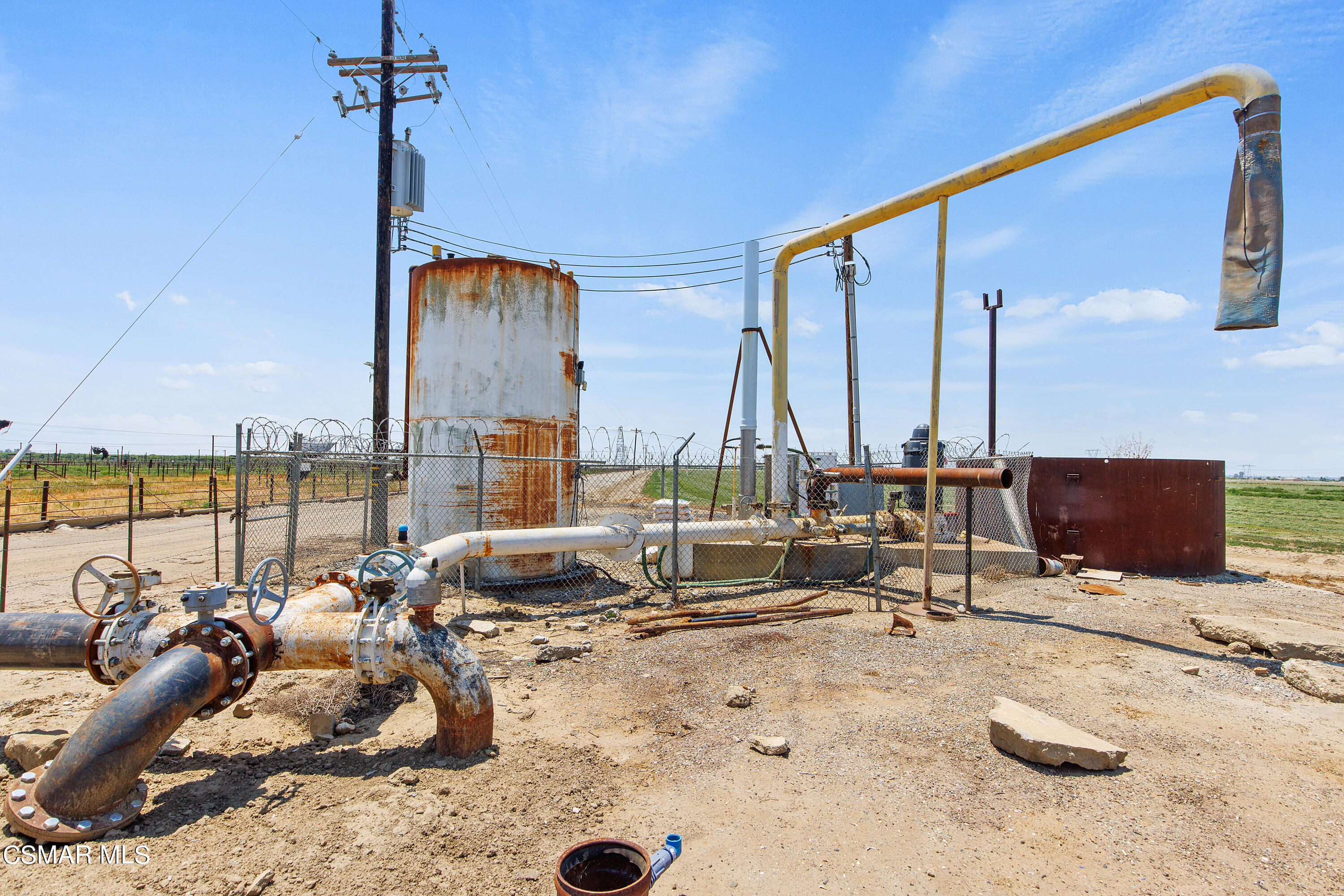 Millux Road Arvin, CA 93203 - Photo 9 of 10 a view of a living room with furniture