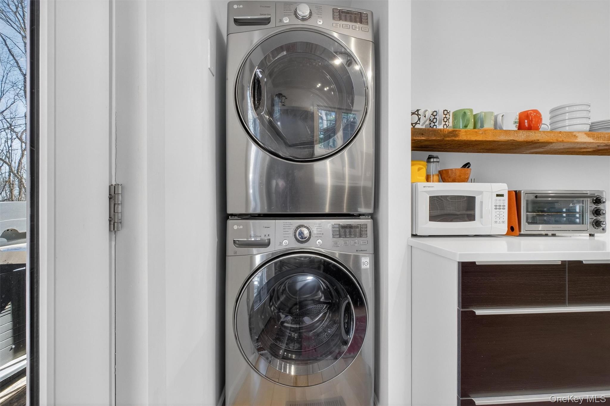 208 Ressique Road Carmel, NY 10512 - Photo 15 of 40 Convenient one-level living w/stackable washer/dryer off kitchen.