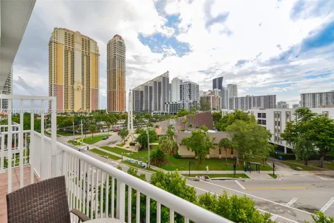 $298,000 | 17800 Atlantic Boulevard, Unit PH9, Sunny Isles Beach, FL 33160