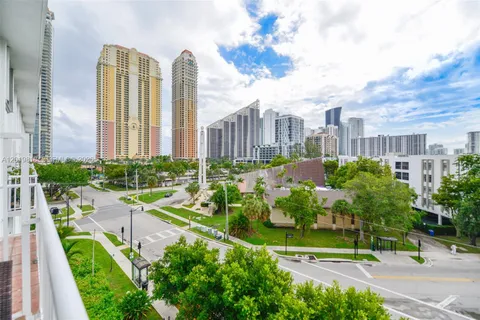 $298,000 | 17800 Atlantic Boulevard, Unit PH9, Sunny Isles Beach, FL 33160
