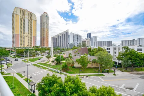 $298,000 | 17800 Atlantic Boulevard, Unit PH9, Sunny Isles Beach, FL 33160