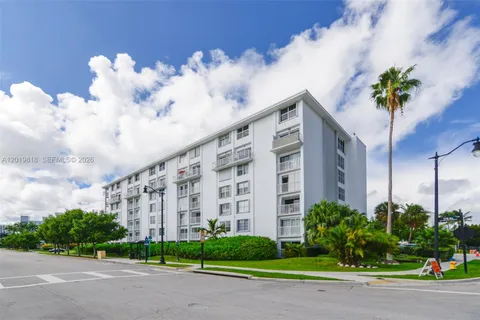 $298,000 | 17800 Atlantic Boulevard, Unit PH9, Sunny Isles Beach, FL 33160