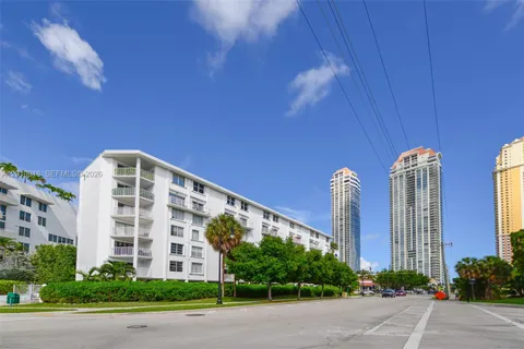 $298,000 | 17800 Atlantic Boulevard, Unit PH9, Sunny Isles Beach, FL 33160