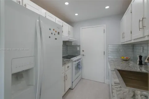 $298,000 | 17800 Atlantic Boulevard, Unit PH9, Sunny Isles Beach, FL 33160