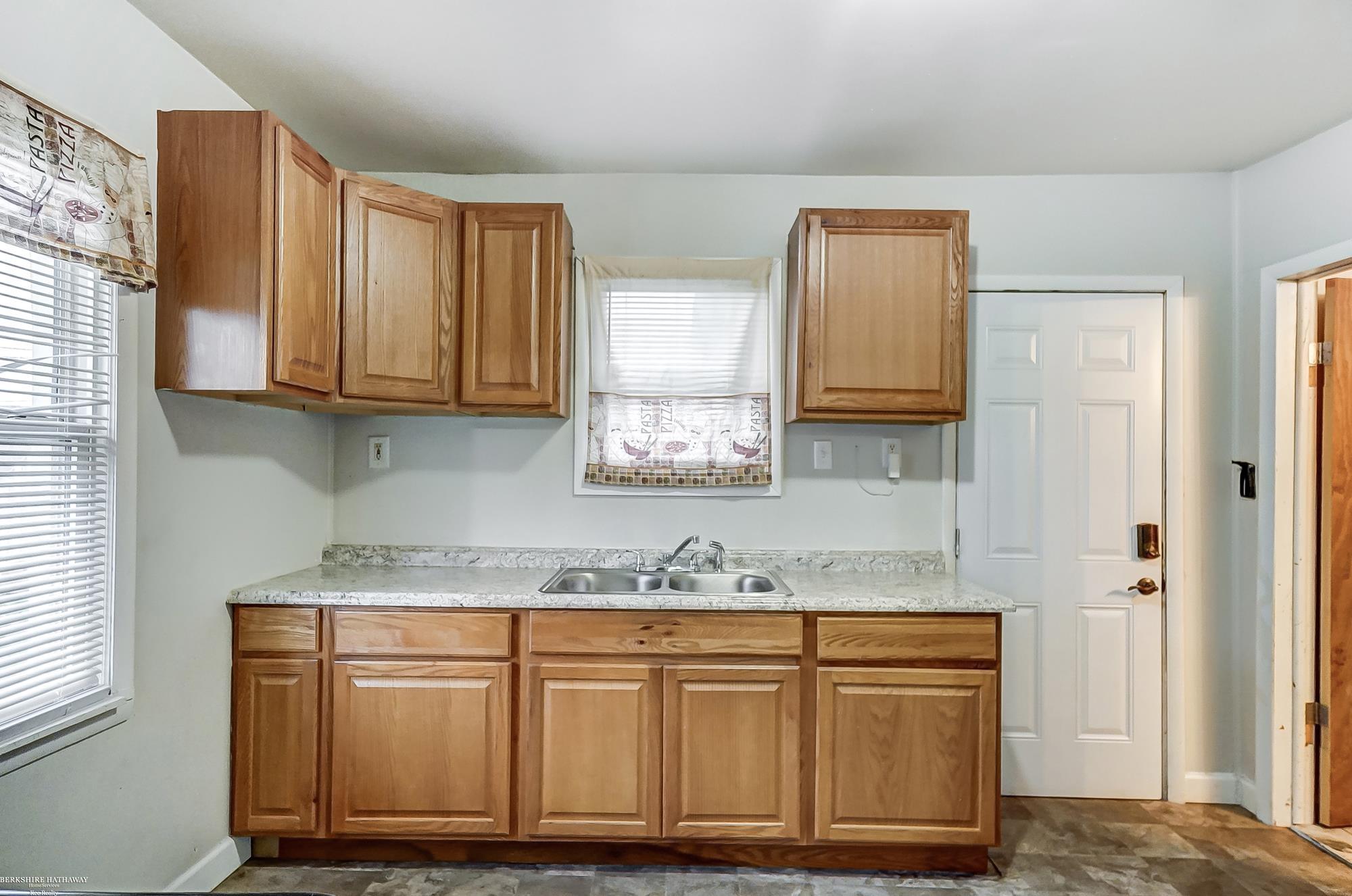 82 Forest Street River Rouge, MI 48218 - Photo 10 of 43 50161382-4fbbe06a-37e0-45b9-ba54-4cf3ec02d872.JPG