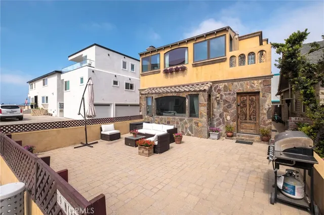 a view of a house with backyard and sitting area