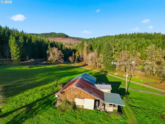 a view of an outdoor space and a yard