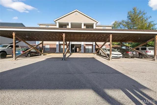 $99,900 | 660 Materdie Lane, Unit 104, Florissant, MO 63031