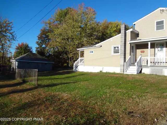 a view of a house with backyard and garden