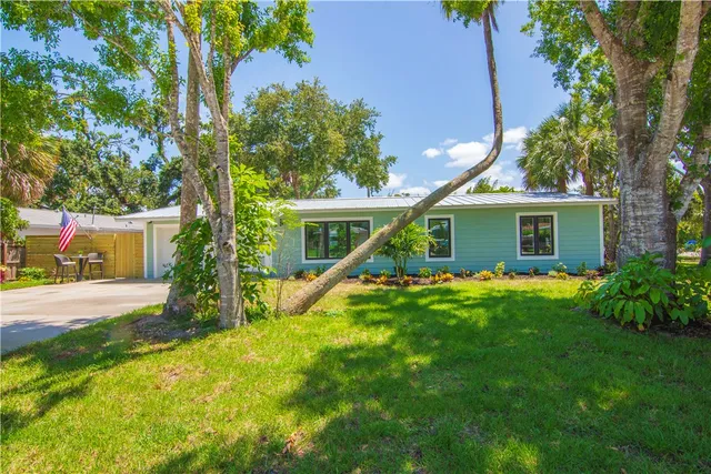 a view of a house with a backyard