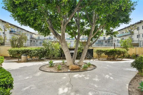 a view of a fountain in the middle of a yard