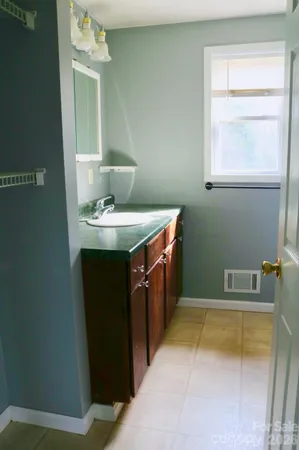 $260,000 | 2280 19th Avenue Northeast, Hickory, NC 28601