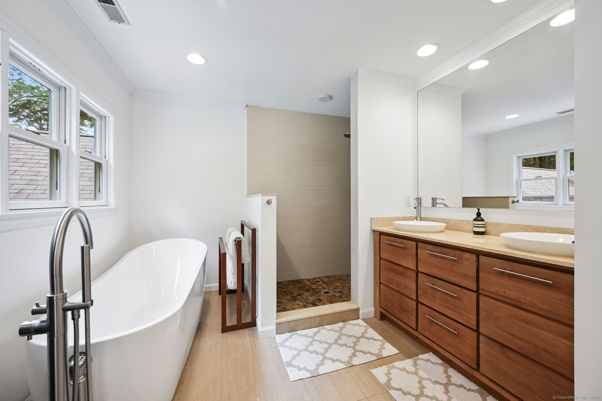 60 Redmont Road Stamford, CT 06903 - Photo 7 of 11