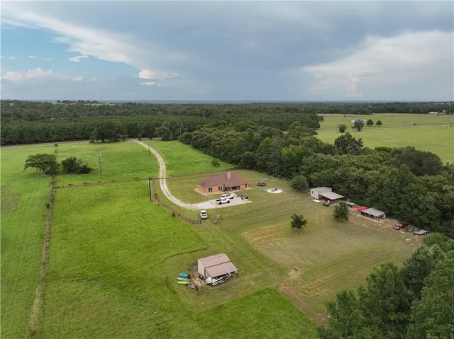 an outdoor view of house