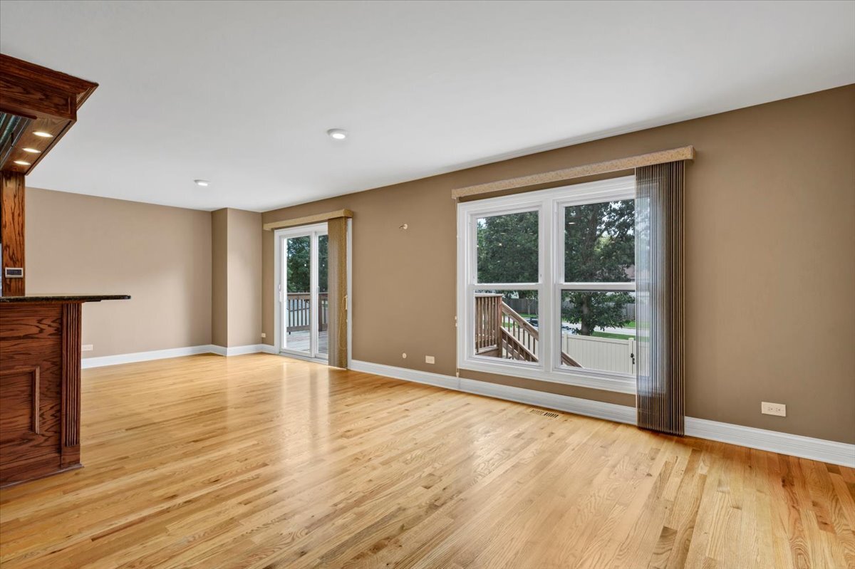 27 Spring Valley Lane Streamwood, IL 60107 - Photo 5 of 32 Gallery Image 5