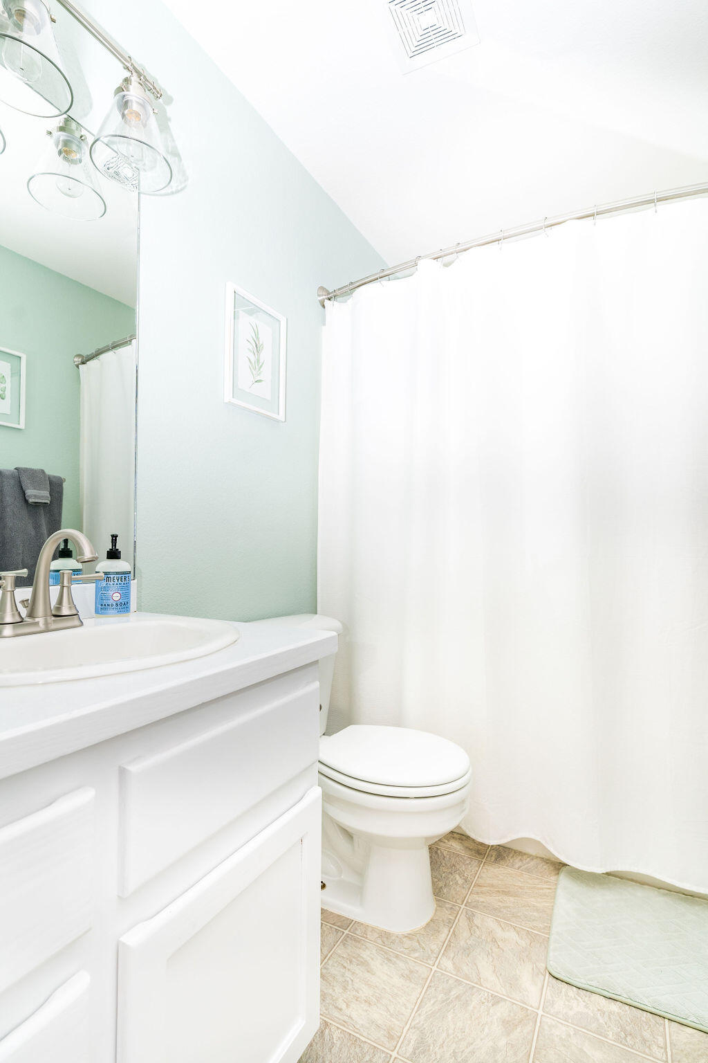 19979 Powers Road Bend, OR 97702 - Photo 18 of 24 guestbath