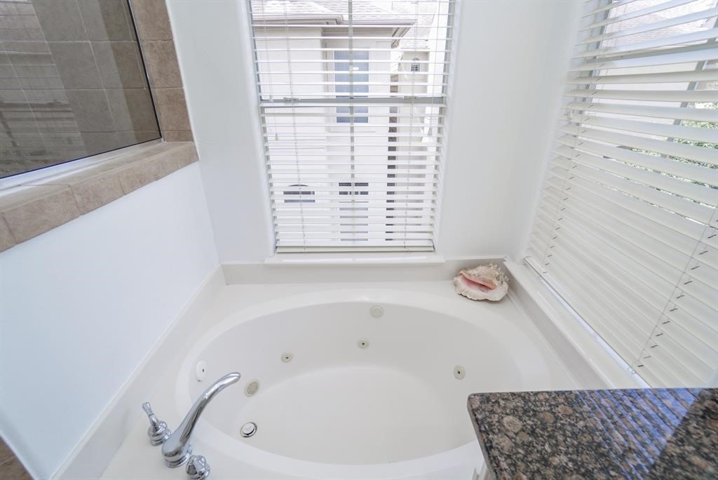 4406 Feagan Street, Unit A Houston, TX 77007 - Photo 21 of 29 a bathroom with a bathtub