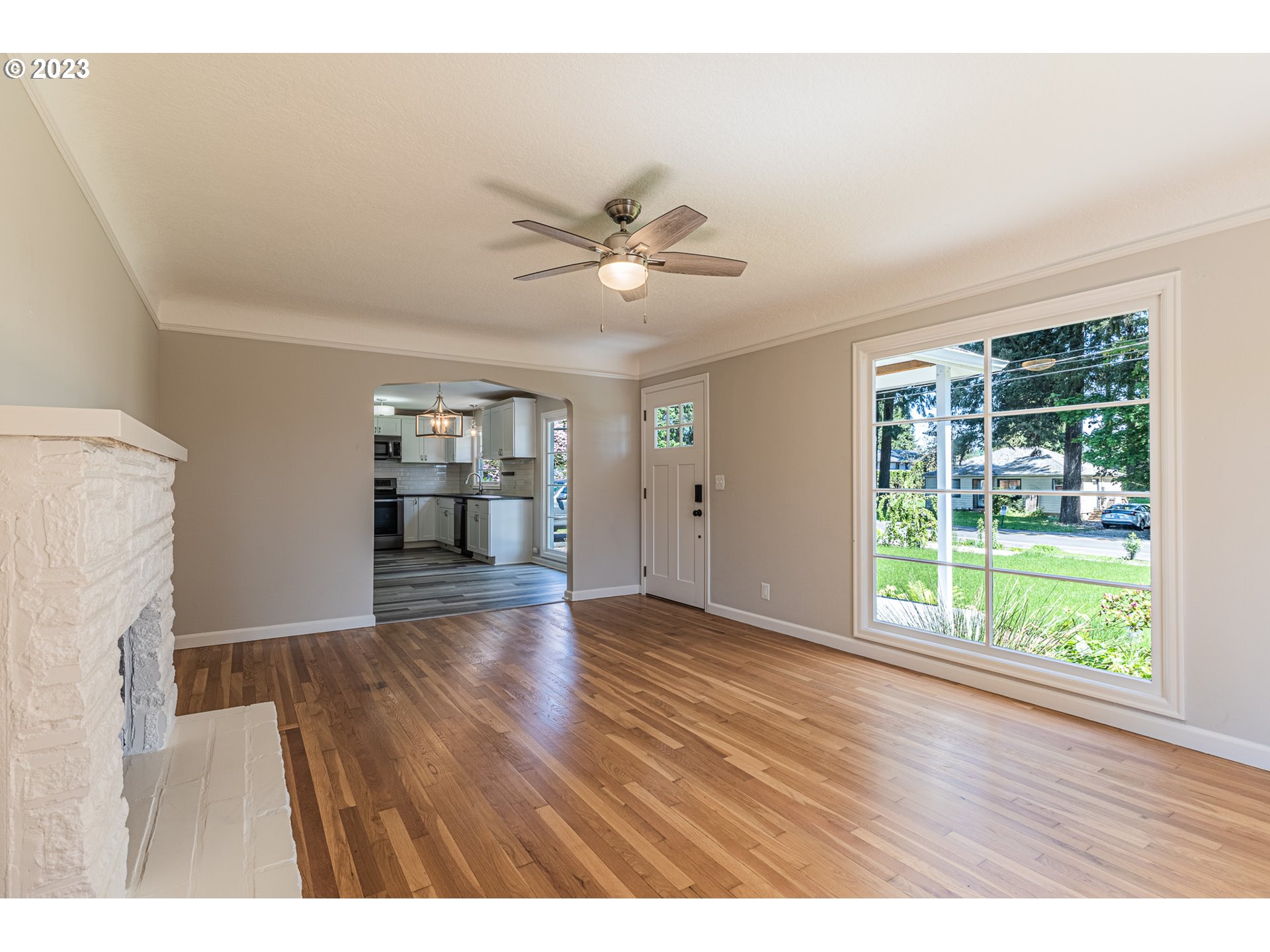 19315 Southeast River Road Milwaukie, OR 97267 - Photo 13 of 34 Living Room
