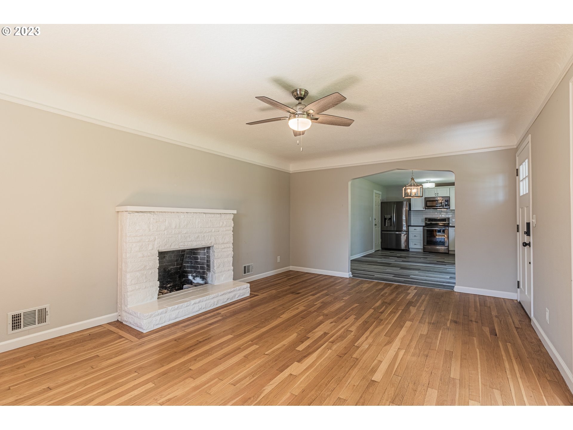 19315 Southeast River Road Milwaukie, OR 97267 - Photo 14 of 34 Living Room