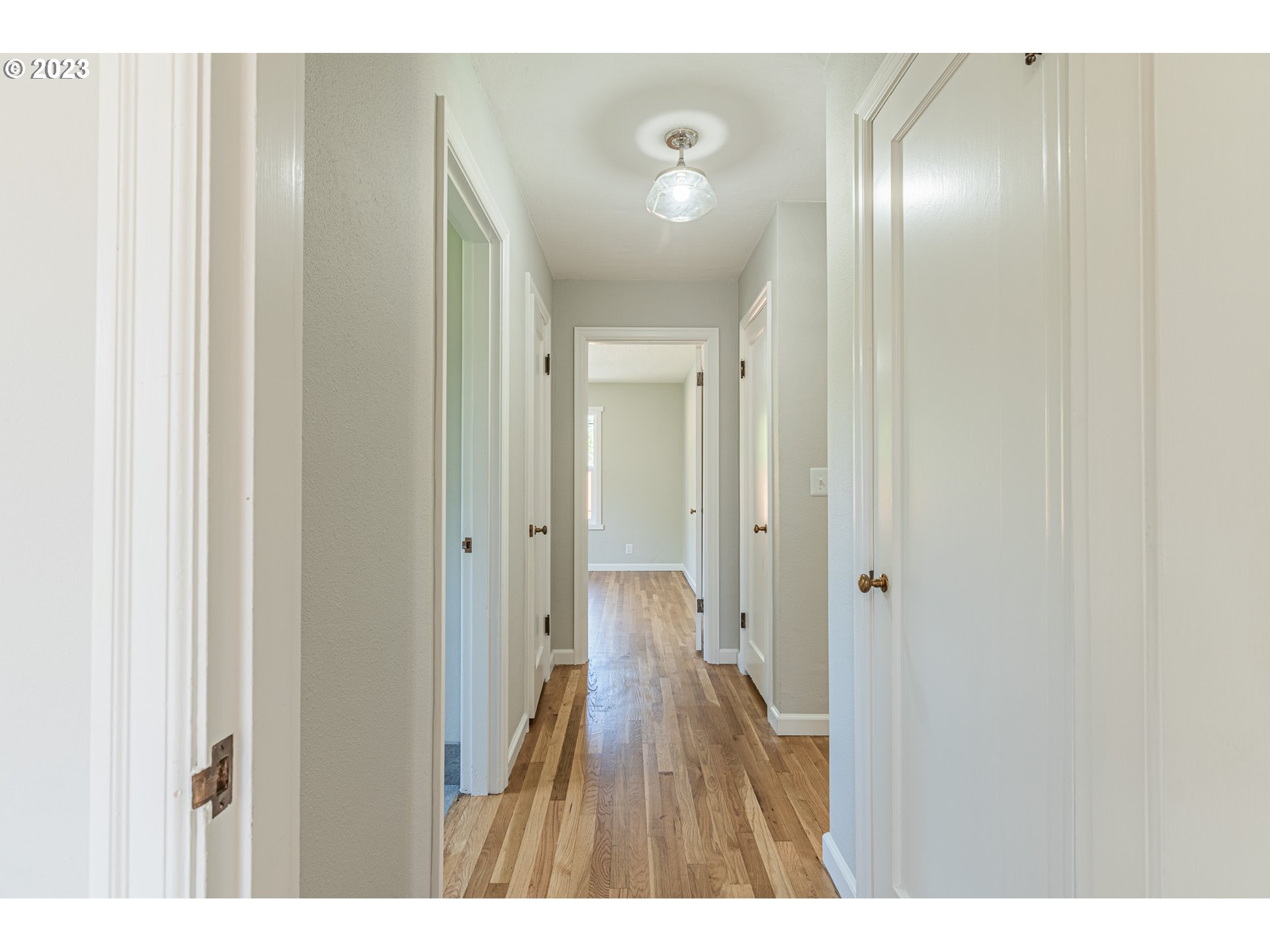 19315 Southeast River Road Milwaukie, OR 97267 - Photo 15 of 34 Hallway