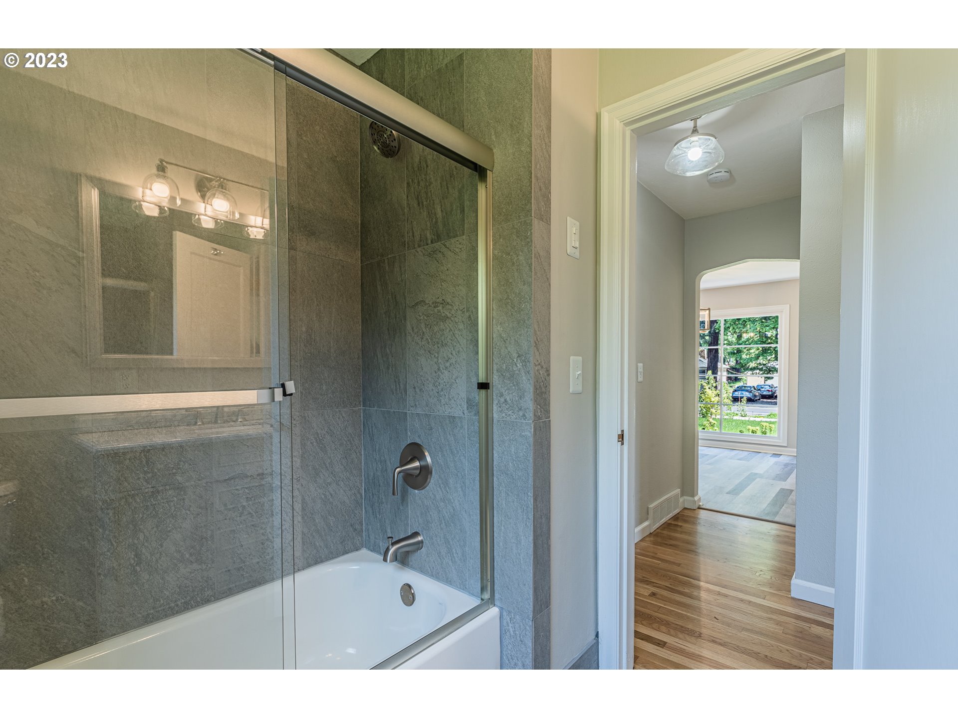 19315 Southeast River Road Milwaukie, OR 97267 - Photo 20 of 34 Bathroom