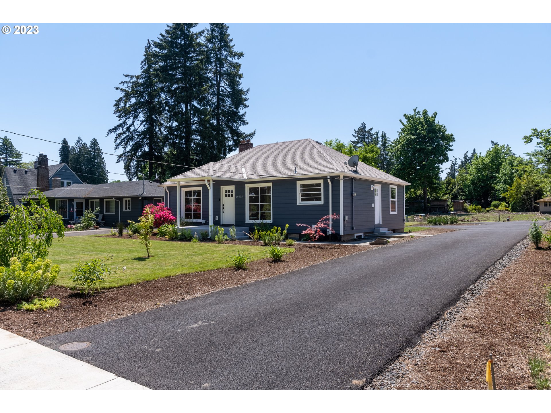 19315 Southeast River Road Milwaukie, OR 97267 - Photo 2 of 34 Driveway