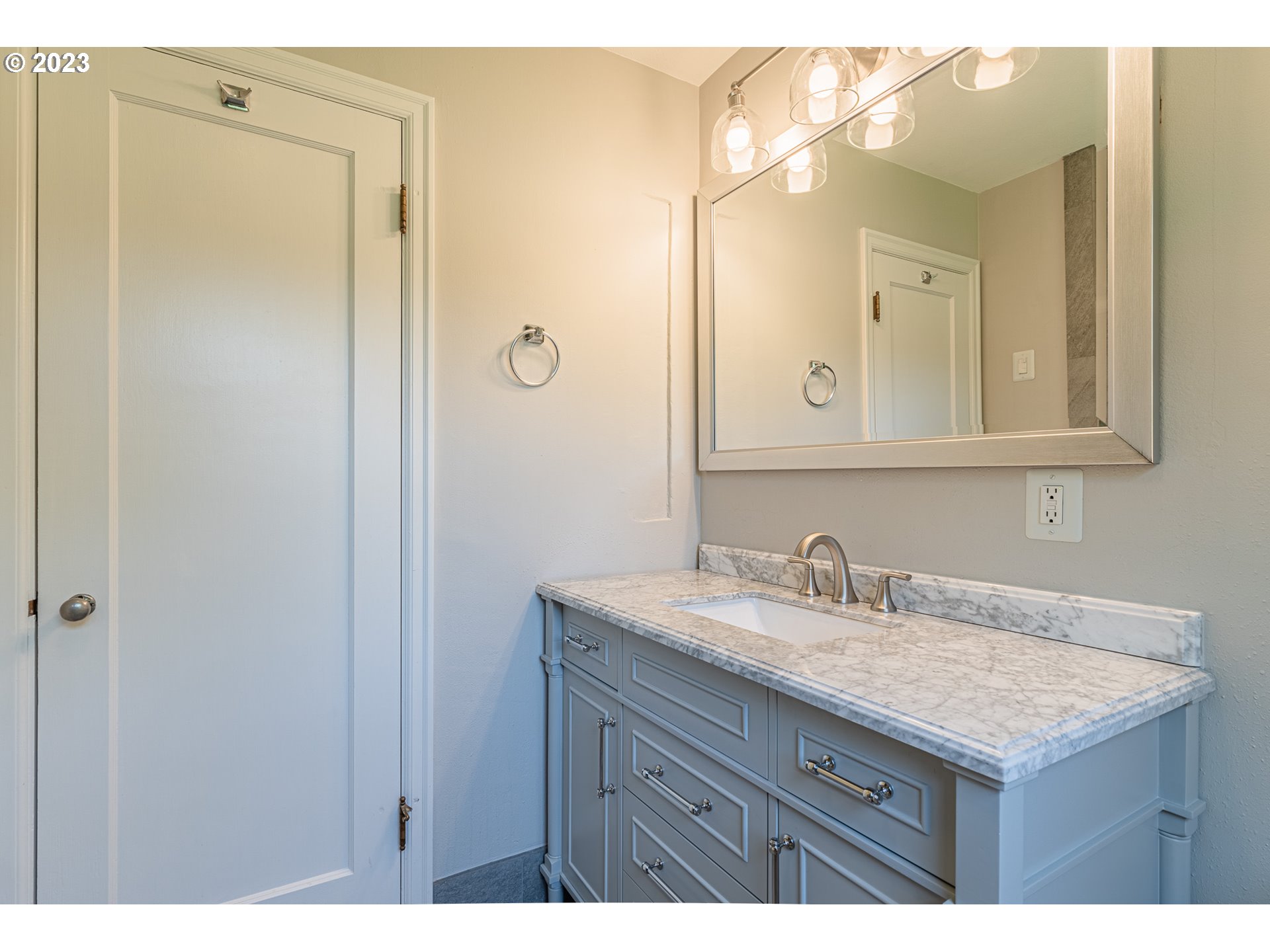 19315 Southeast River Road Milwaukie, OR 97267 - Photo 21 of 34 Bathroom