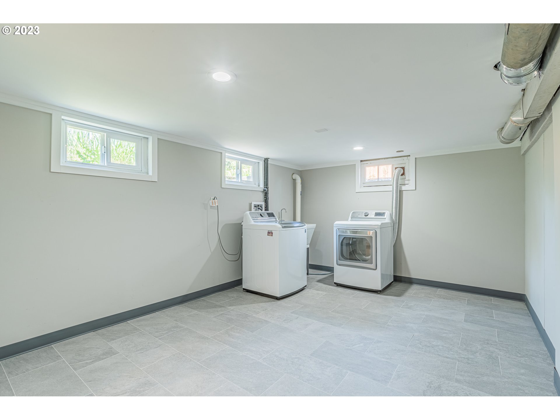 19315 Southeast River Road Milwaukie, OR 97267 - Photo 32 of 34 Laundry