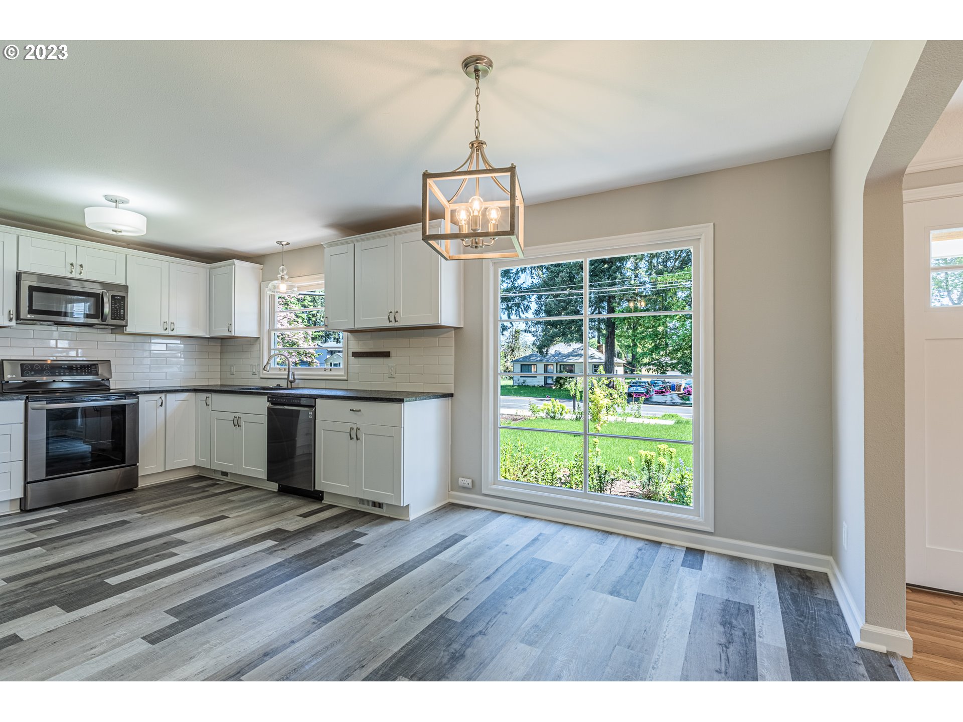 19315 Southeast River Road Milwaukie, OR 97267 - Photo 7 of 34 Kitchen/Dining Room
