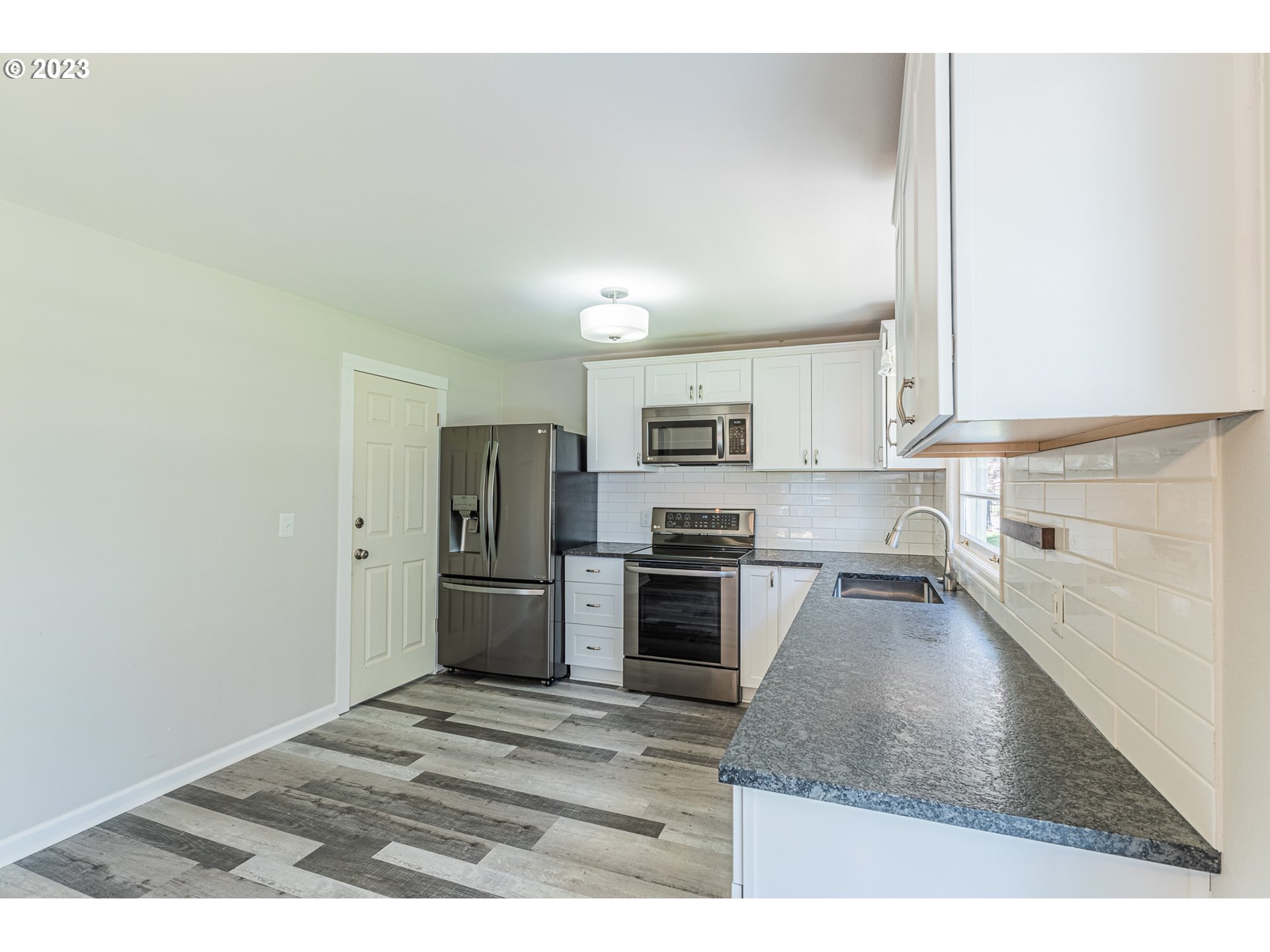 19315 Southeast River Road Milwaukie, OR 97267 - Photo 9 of 34 Kitchen