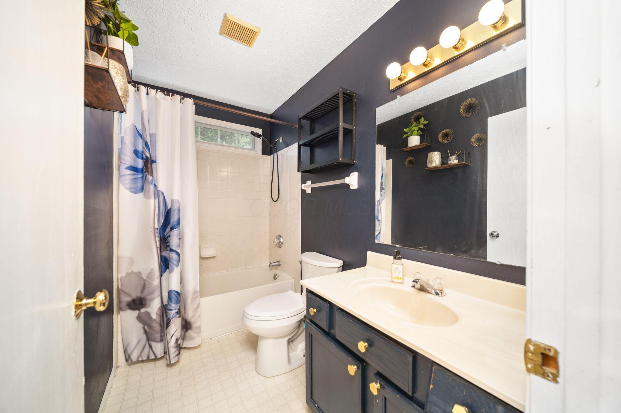 2985 Briar Ridge Road Columbus, OH 43232 - Photo 21 of 48 Main Bathroom