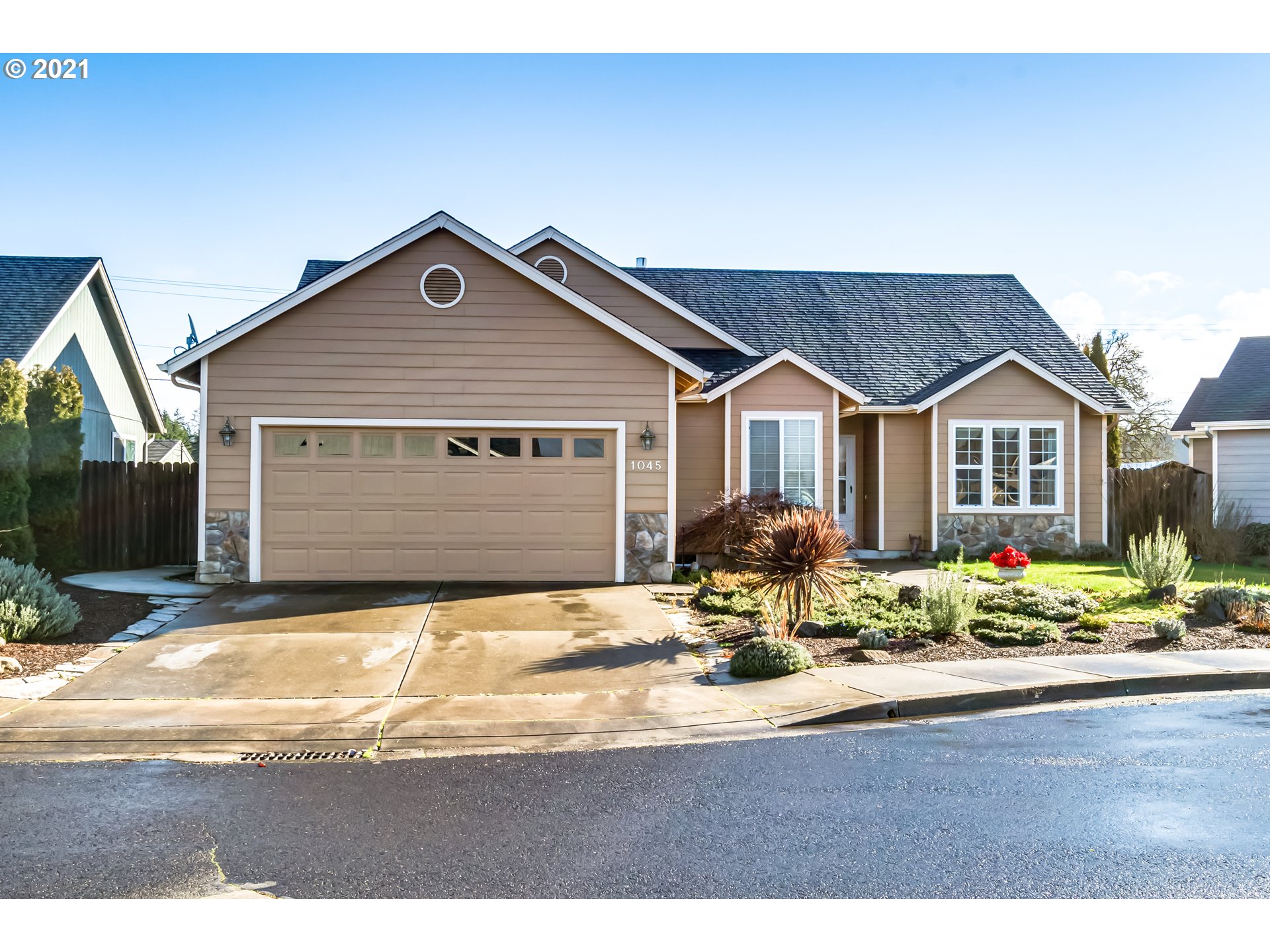 1045 Swale Ridge Loop Creswell, OR 97426 - Photo 1 of 31 Gallery Image 1