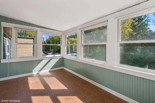 a picture of a wall with a white wall and a picture of it