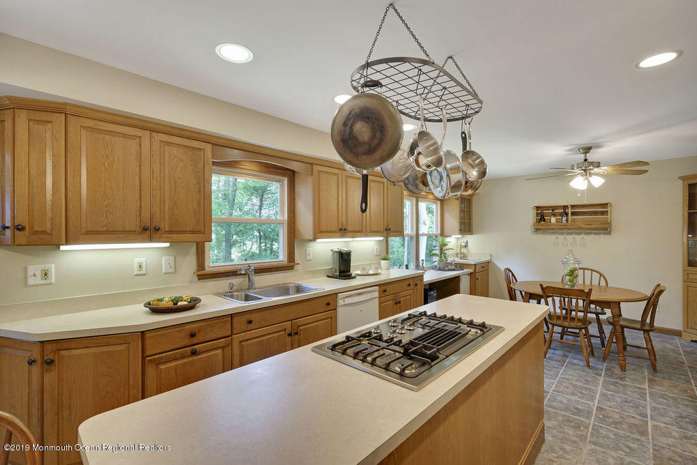 145 Lynch Road Middletown, NJ 07748 - Photo 8 of 33 045_dsc03300-dsc03304