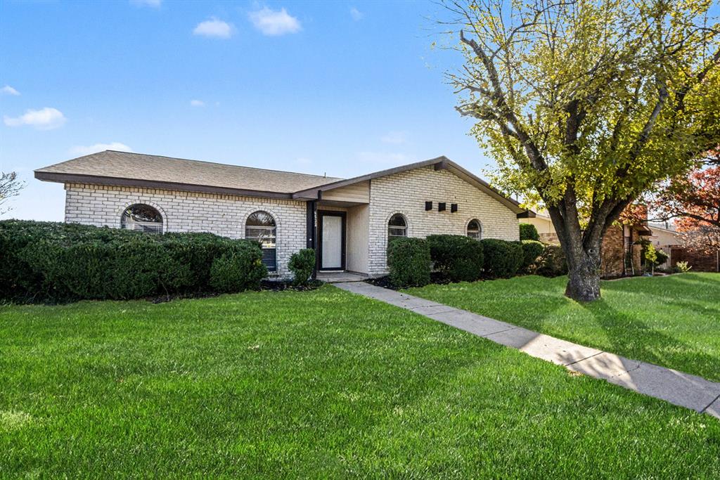 6532 Blue Ridge Trail Plano, TX 75023 - Photo 2 of 25 a view of a yard in front of a house with plants and large tree