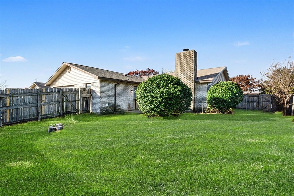 6532 Blue Ridge Trail Plano, TX 75023 - Photo 24 of 25 a front view of a house with garden