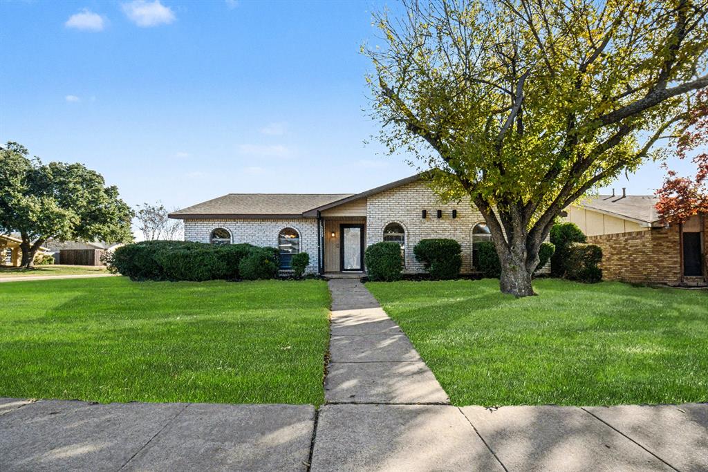 6532 Blue Ridge Trail Plano, TX 75023 - Photo 3 of 25 a front view of a house with a yard