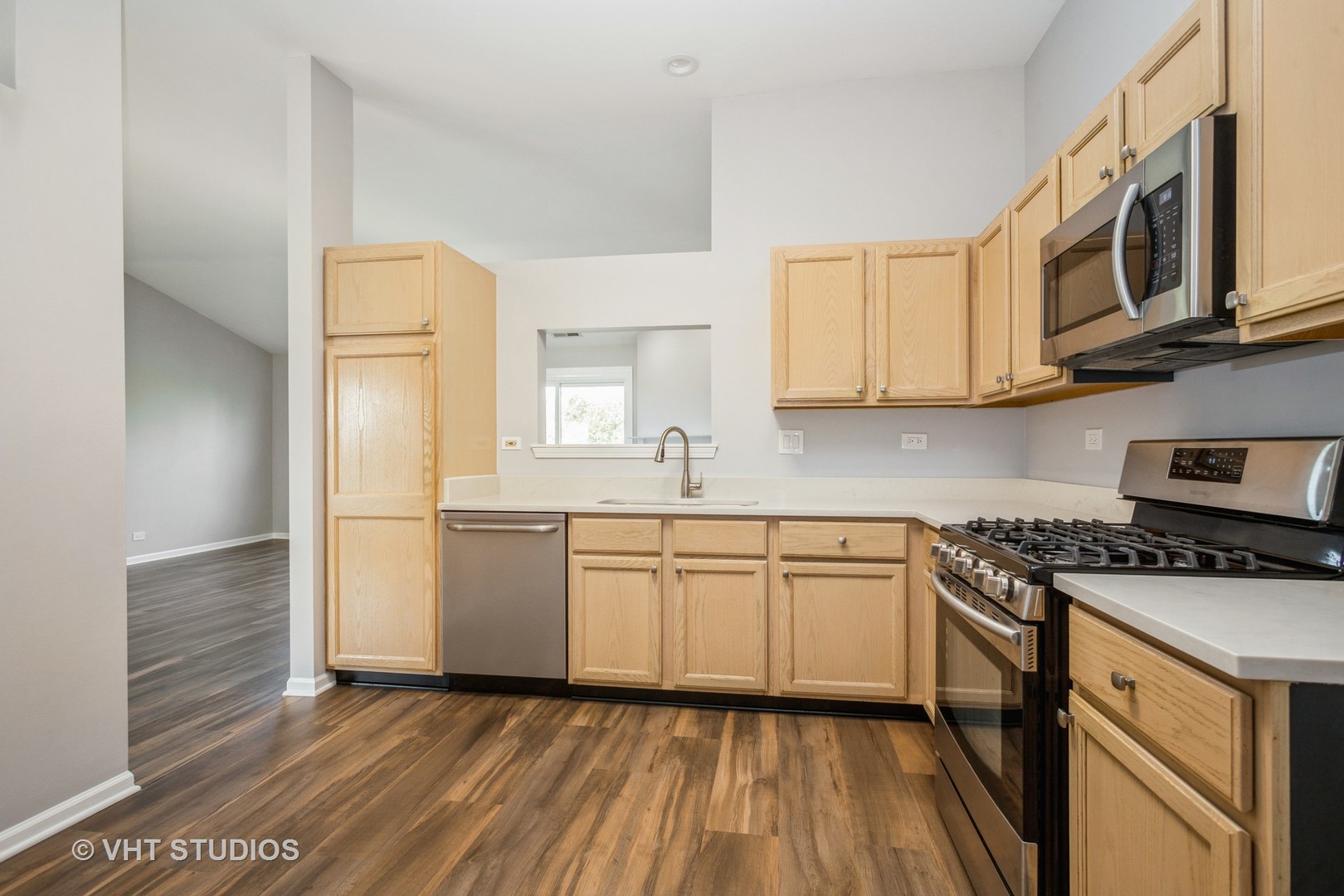 104 Millers Crossing Itasca, IL 60143 - Photo 4 of 11 a kitchen with stainless steel appliances granite countertop a stove a sink and a refrigerator