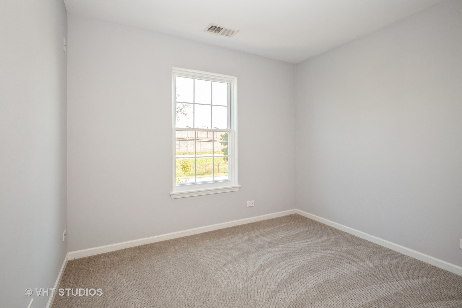 104 Millers Crossing Itasca, IL 60143 - Photo 8 of 11 an empty room with a window