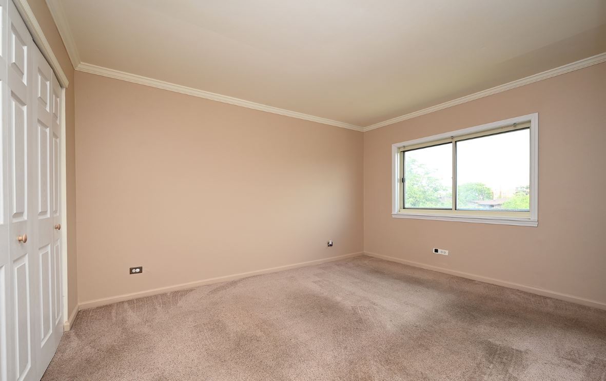 675 Grove Terrace, Unit 409 Elk Grove Village, IL 60007 - Photo 2 of 3