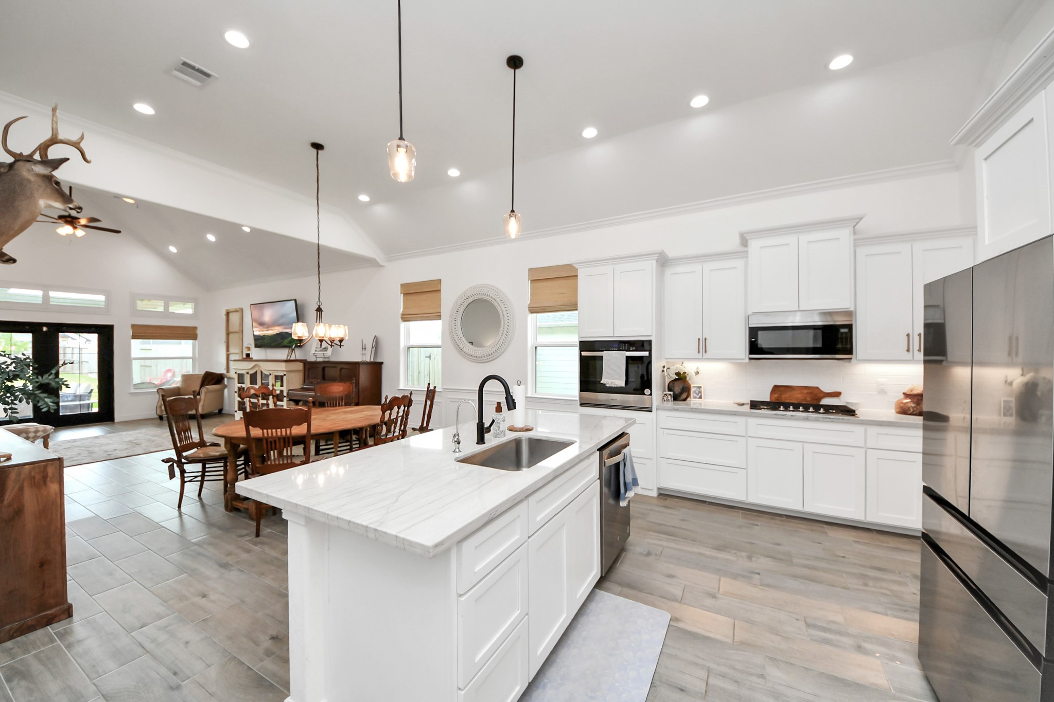 111 Alder Loop Anahuac, TX 77514 - Photo 3 of 50 Tall ceilings