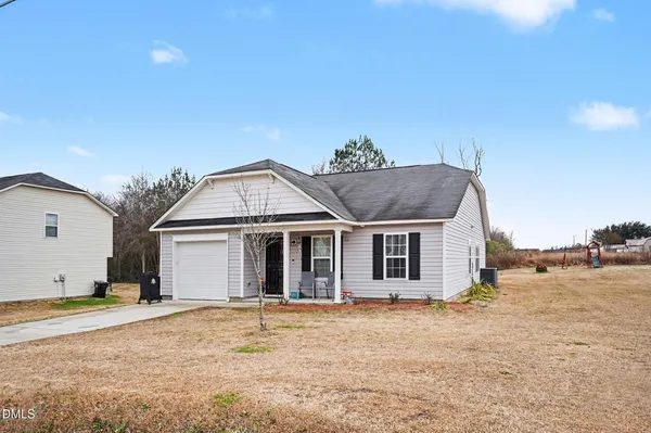 a view of a house with backyard and tree